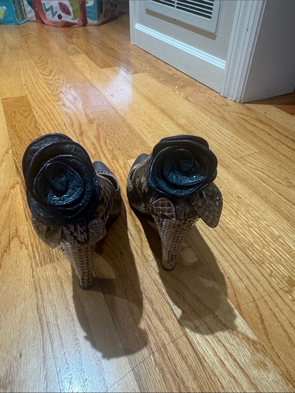 Marc Jacobs Women's Python/Leather Flower Accent Heels Size 39.5 = 9.5 US - Picture 3 of 5